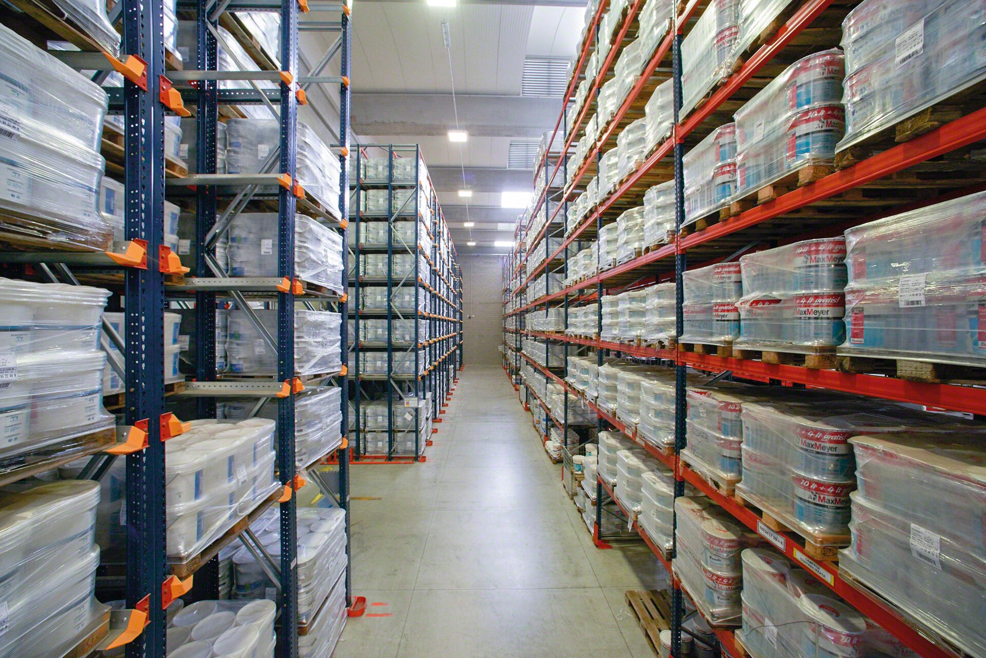 Esta instalación combina estanterías de palets convencional con estantería compacta drive-in