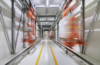 Las electrovías son una solución de alta velocidad que dinamiza el flujo de palets Las electrovías son una solución de alta velocidad que dinamiza el flujo de palets