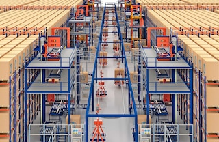 Las electrovías se emplean para el transporte de palets desde y hacia diferentes sistemas de almacenamiento automático