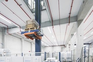 Los transportadores verticales permiten comunicar plantas en almacenes con varias alturas