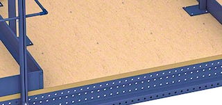 El suelo de un altillo de almacén está formado por tableros de madera o pisos metálicos