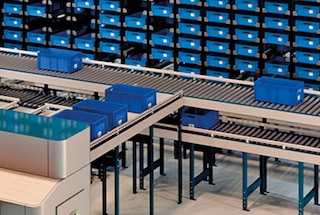 Finalizada la preparación del pedido, la caja es transferida a la zona de consolidación