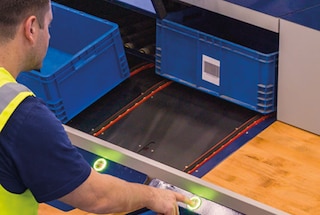 Una vez extraídos los productos necesarios, la caja de referencias regresa a la estantería