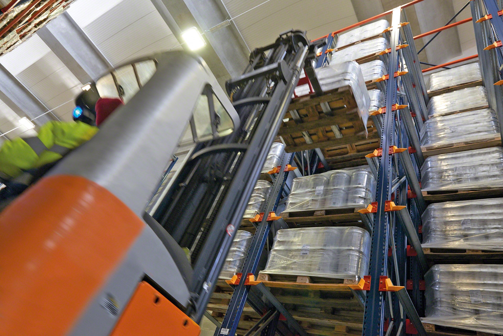 Las estanterías compactas facilitan a los equipos de manutención la carga y descarga de mercancía 