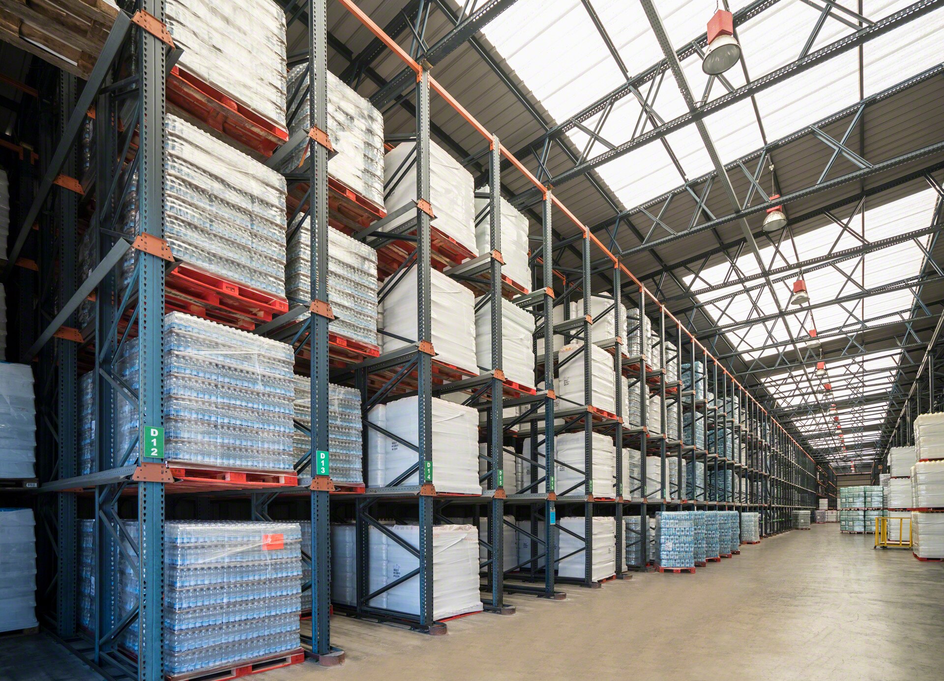 Las estanterías compactas también pueden formar parte de la estructura del almacén y convertirse en instalaciones autoportantes