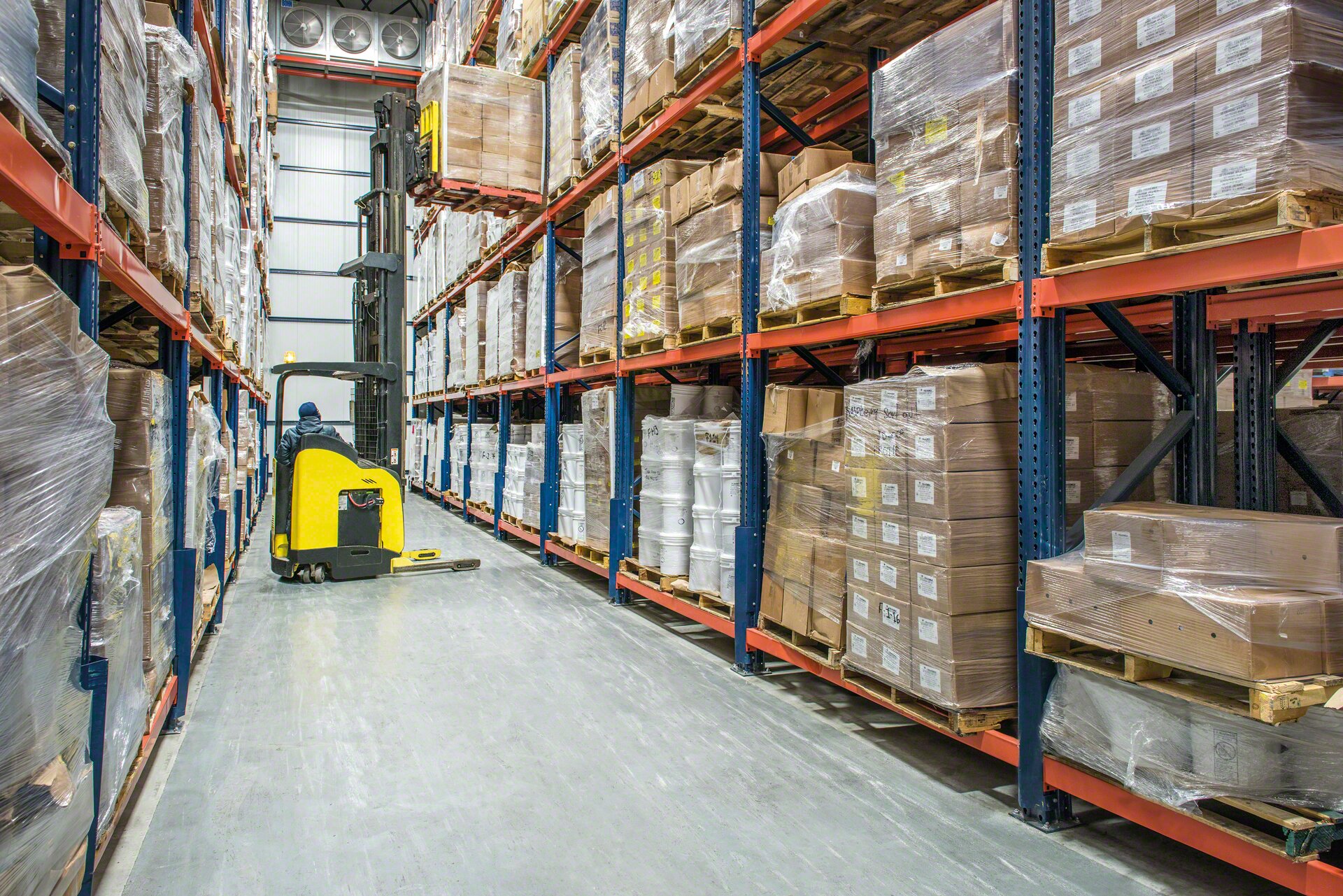 Estantería de palets en una cámara de frío del sector alimentación y bebidas