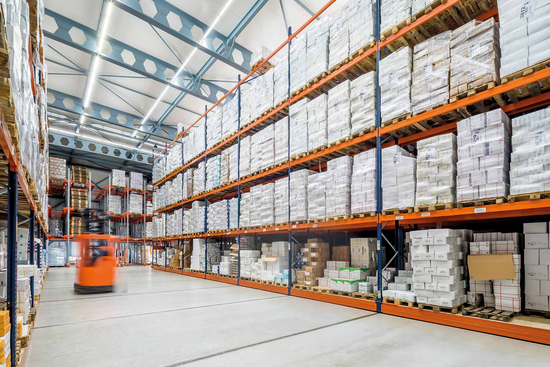 Las estanterías con bases móviles se pueden combinar con otros sistemas automáticos como el Pallet Shuttle 