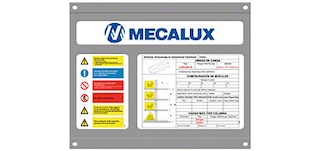 Las placas de señalización resumen las características técnicas de las estanterías