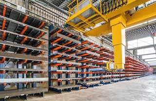 La utilización de puentes grúa automáticos dinamiza la carga y descarga de en un almacén con cantilever