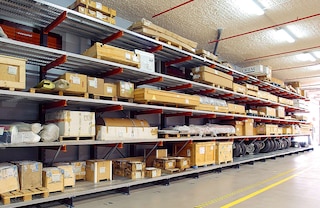 Los estantes corridos metálicos diversifican el tipo de mercancías que pueden almacenarse en una cantilever