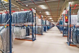 Las estanterías de carga pesada pueden almacenar prendas colgadas