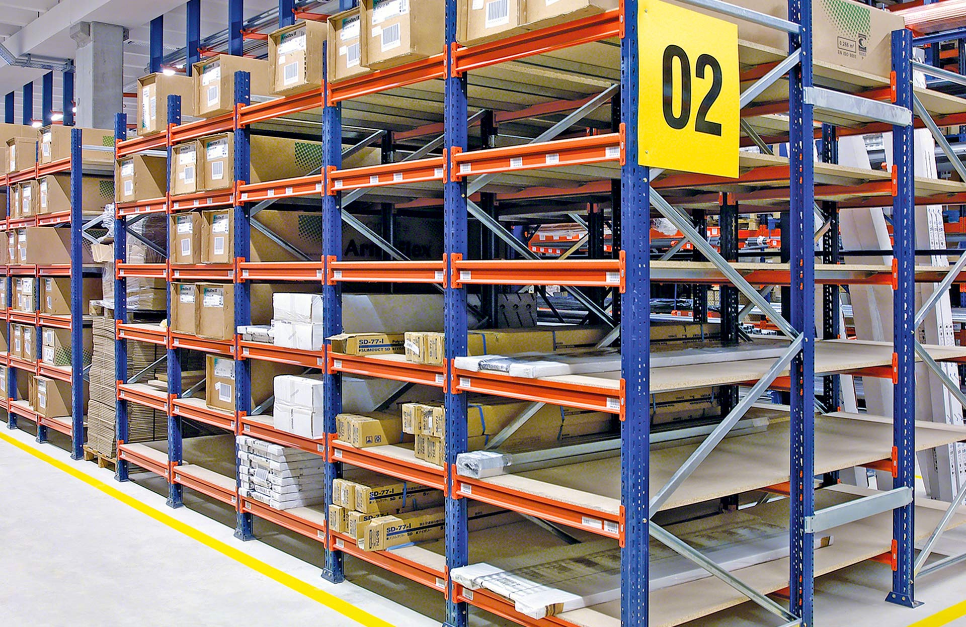 La profundidad de los estantes de las estanterías de gran carga M7 favorece el almacenaje de artículos largos y pesados