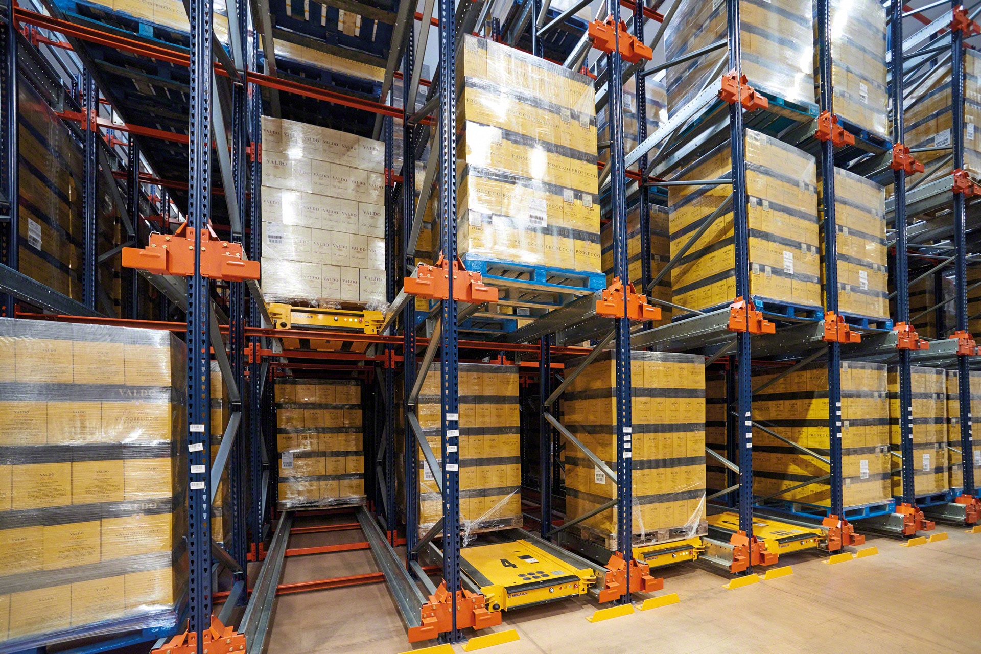 En los sistemas de estanterías compactas, se puede situar un carro en cada canal para aumentar la productividad