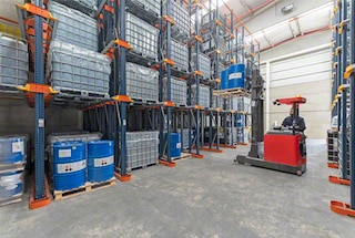 El almacenaje compacto reduce los costes relacionados con el suelo logístico