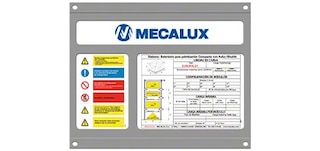 La placa de características contiene los detalles técnicos de las estanterías compactas