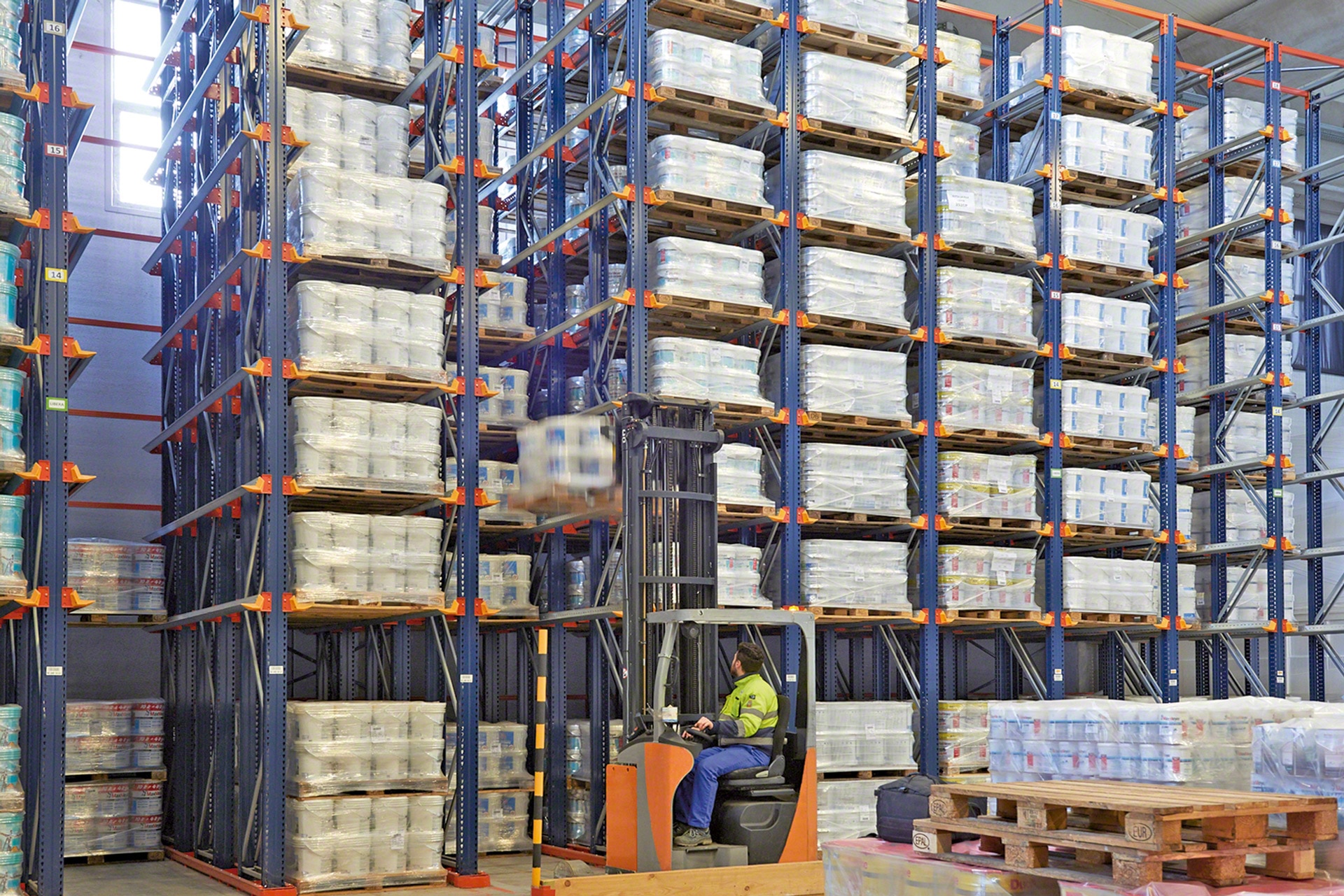 Las estanterías compactas son el sistema de almacenaje ideal para aprovechar la capacidad máxima de la instalación