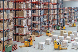 Las estanterías convencionales permiten a almacenes multicliente gestionar productos heterogéneos