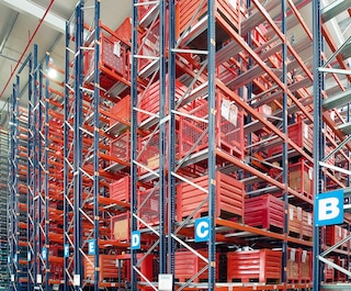 Las estanterías convencionales pueden también almacenar contenedores Las estanterías convencionales pueden también almacenar contenedores