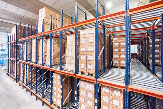 Las estanterías dinámicas para palets son un sistema de almacenaje con muchas ventajas Las estanterías dinámicas para palets son un sistema de almacenaje con muchas ventajas