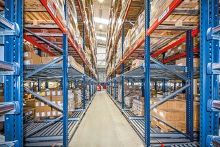 Es posible combinar estanterías convencionales con paletización dinámica en niveles inferiores