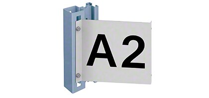 Las banderolas de señalización identifican una estantería M3 con letras o números