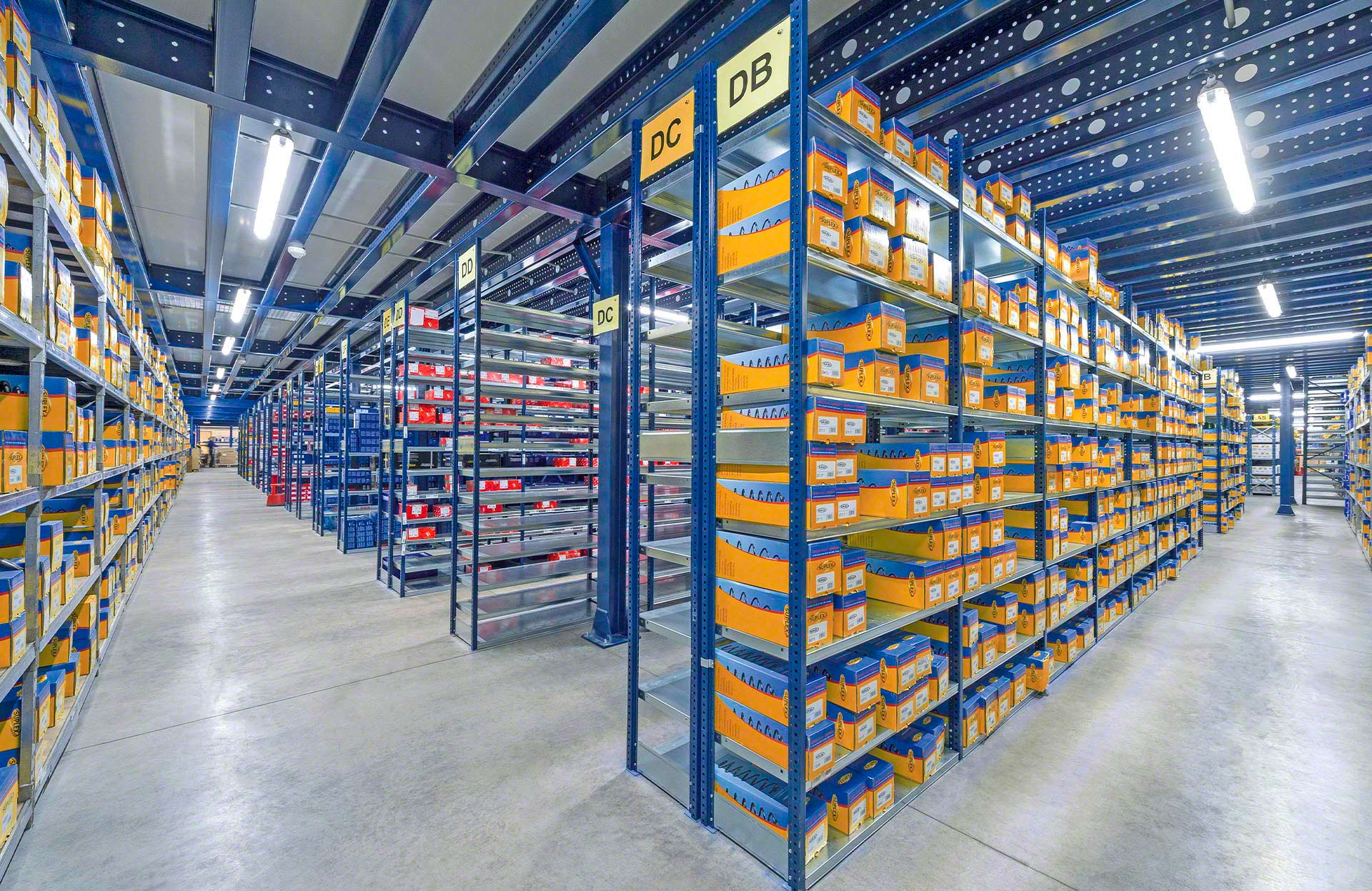 Las estanterías M3 ofrecen acceso manual a todas las cargas almacenadas