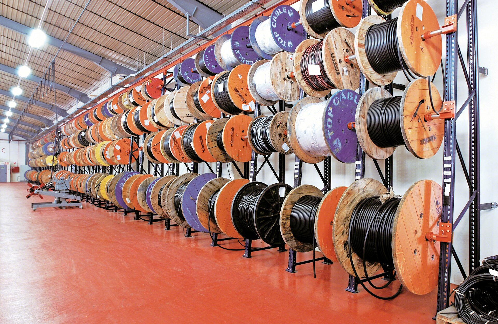 Las estanterías metálicas permiten almacenar bobinas de cables eléctricos y de acero