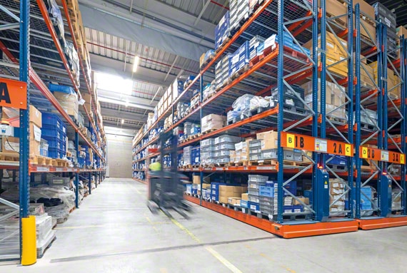 Las estanterías móviles para almacenes ofrecen gran capacidad y acceso directo a la mercancía