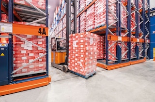 El ancho del pasillo de trabajo varía en función del tipo de carretilla utilizada El ancho del pasillo de trabajo varía en función del tipo de carretilla utilizada