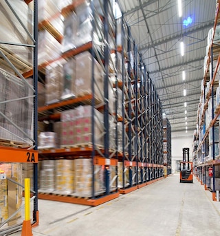 El sistema de almacenamiento móvil Movirack es idóneo para almacenes con múltiples referencias El sistema de almacenamiento móvil Movirack es idóneo para almacenes con múltiples referencias