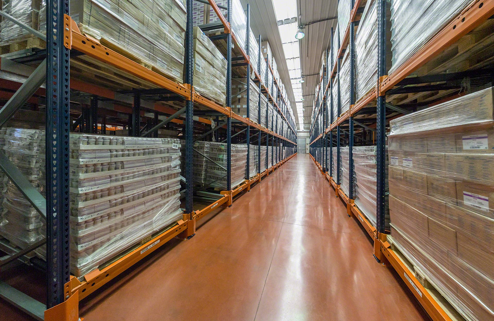 El sistema push-back se basa en la estrategia de gestión de carga LIFO, por lo que el acceso a la mercancía se realiza desde un único pasillo