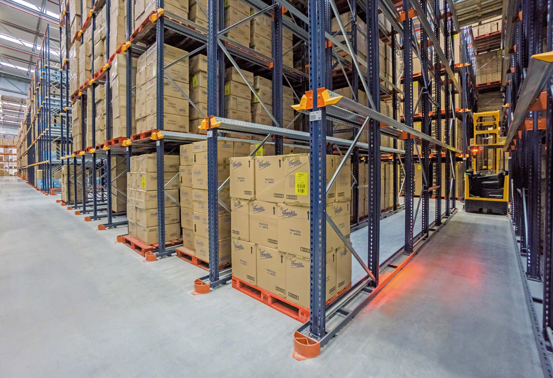 Las guías LPN se emplean cuando las instalaciones requieren almacenar el producto a nivel de suelo