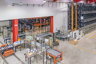 El sistema miniload permite abastecer líneas de producción de forma automática