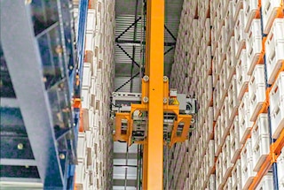 El sistema de extracción deposita la caja en la ubicación asignada