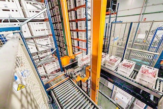 El transportador desplaza la caja hasta el extremo del pasillo