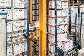El transelevador extrae una caja de otra ubicación en el ciclo combinado