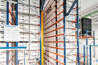El transelevador miniload recorre el pasillo para transportar la caja hasta la ubicación correspondiente