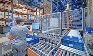 Los operarios realizan diferentes tareas desde los puestos de picking localizados en la cabecera del miniload