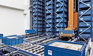 El sistema miniload con estanterías de simple profundidad admite una única caja por ubicación