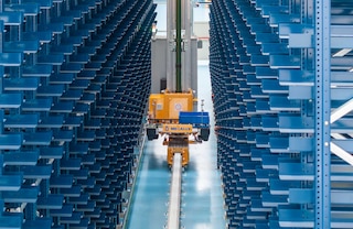 El transelevador para cajas realiza las operaciones de depósito y extracción de forma completamente automática