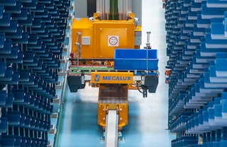 Los transelevadores miniload realizan el depósito y la extracción de cargas con absoluta precisión