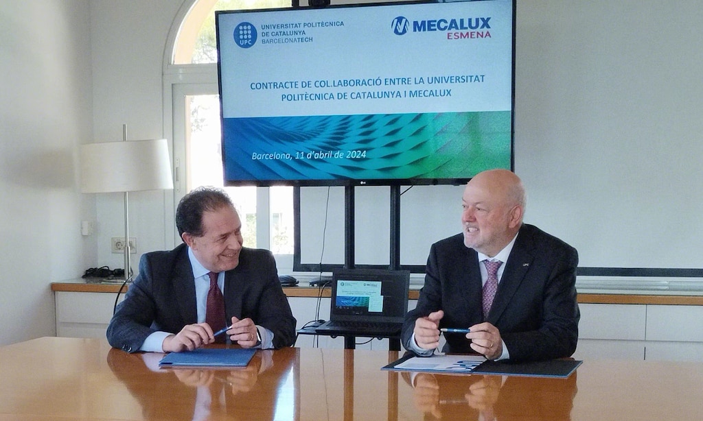 El CEO de Mecalux, Javier Carrillo, y el rector de la UPC, Daniel Crespo, durante la firma del convenio, el 11 de abril, en la sala Talaia del rectorado de la UPC, en Barcelona