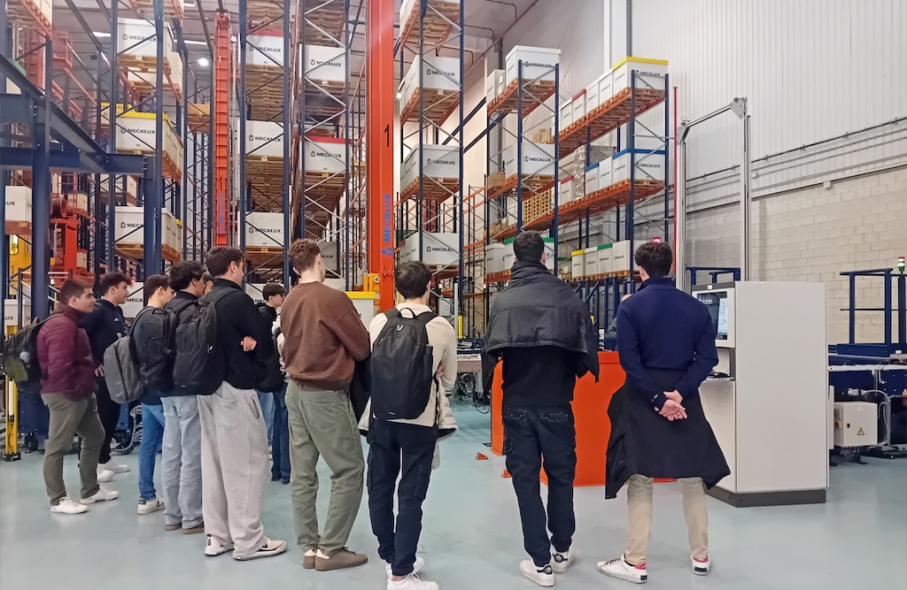 Estudiantes de electrónica de la UPC conocen un puesto de inspección de entrada de Mecalux