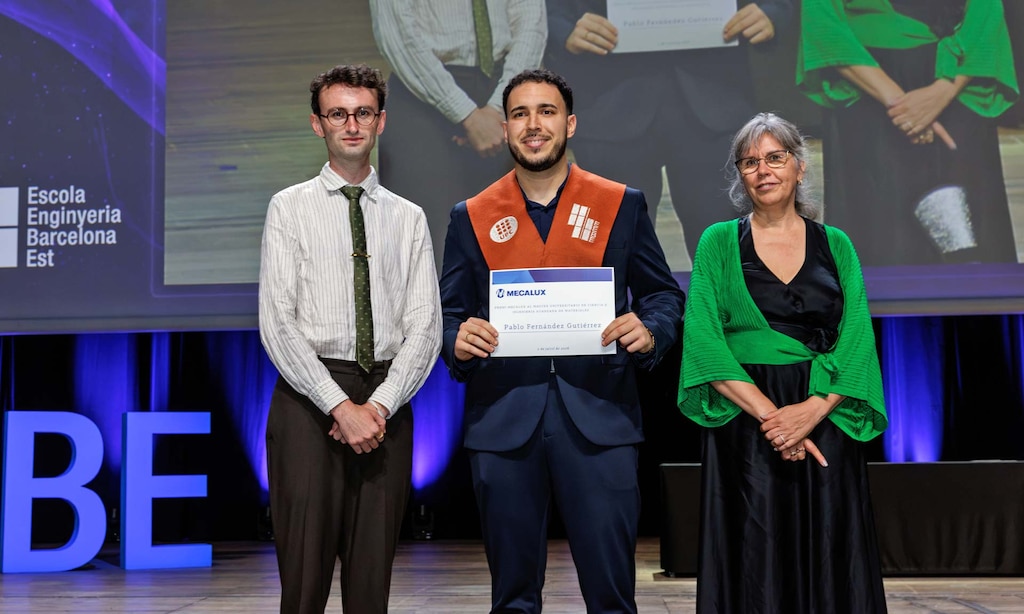 Pablo Fernández Gutiérrez recibe el premio de Mecalux al mejor expediente académico durante el acto de graduación en la EEBE-UPC