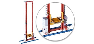 El transelevador se mueve a lo largo y alto del pasillo de trabajo