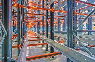 Los carriles de las estanterías permiten el desplazamiento del carro y sobre ellos se depositan los palets