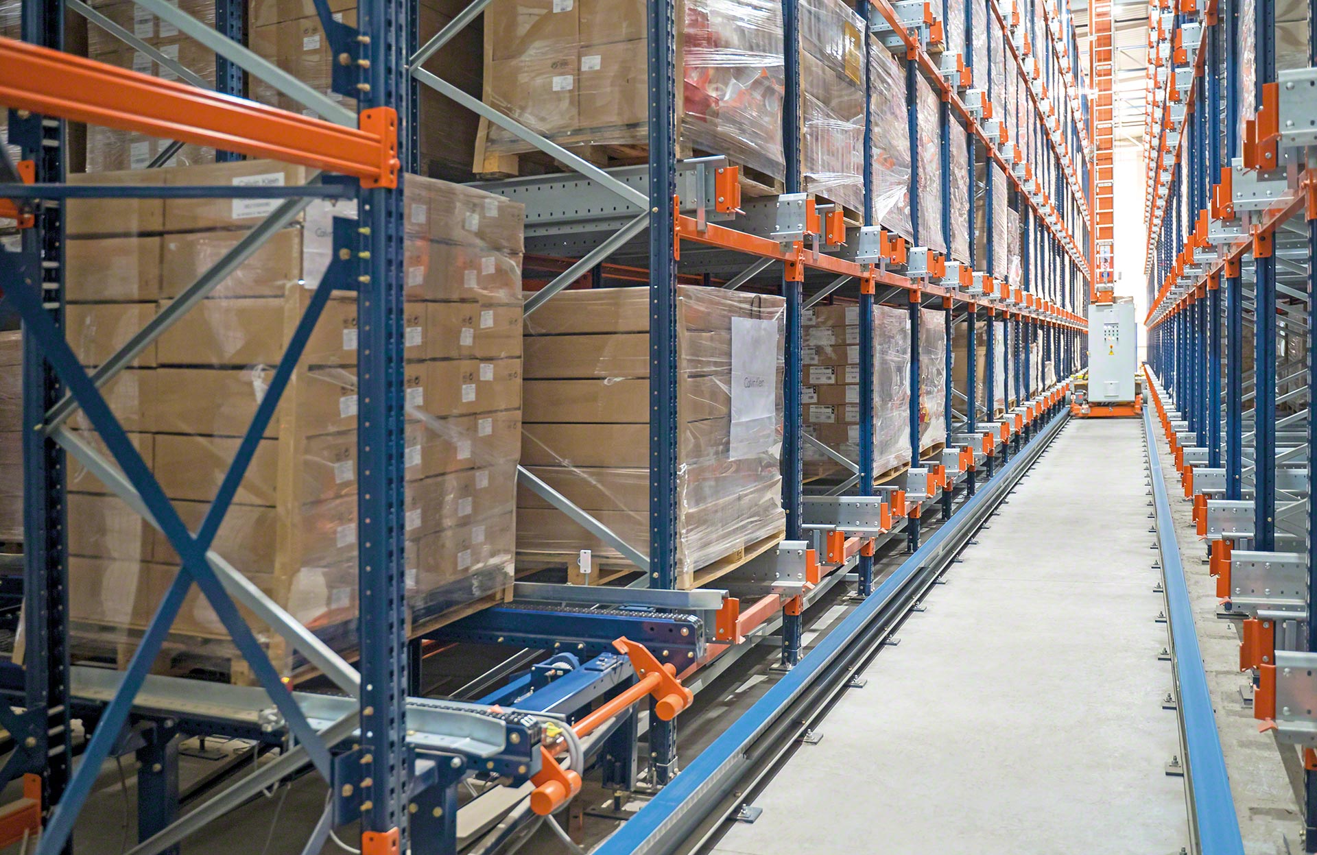 El Pallet Shuttle automático es un sistema de almacenaje compacto que optimiza el espacio disponible en el almacén