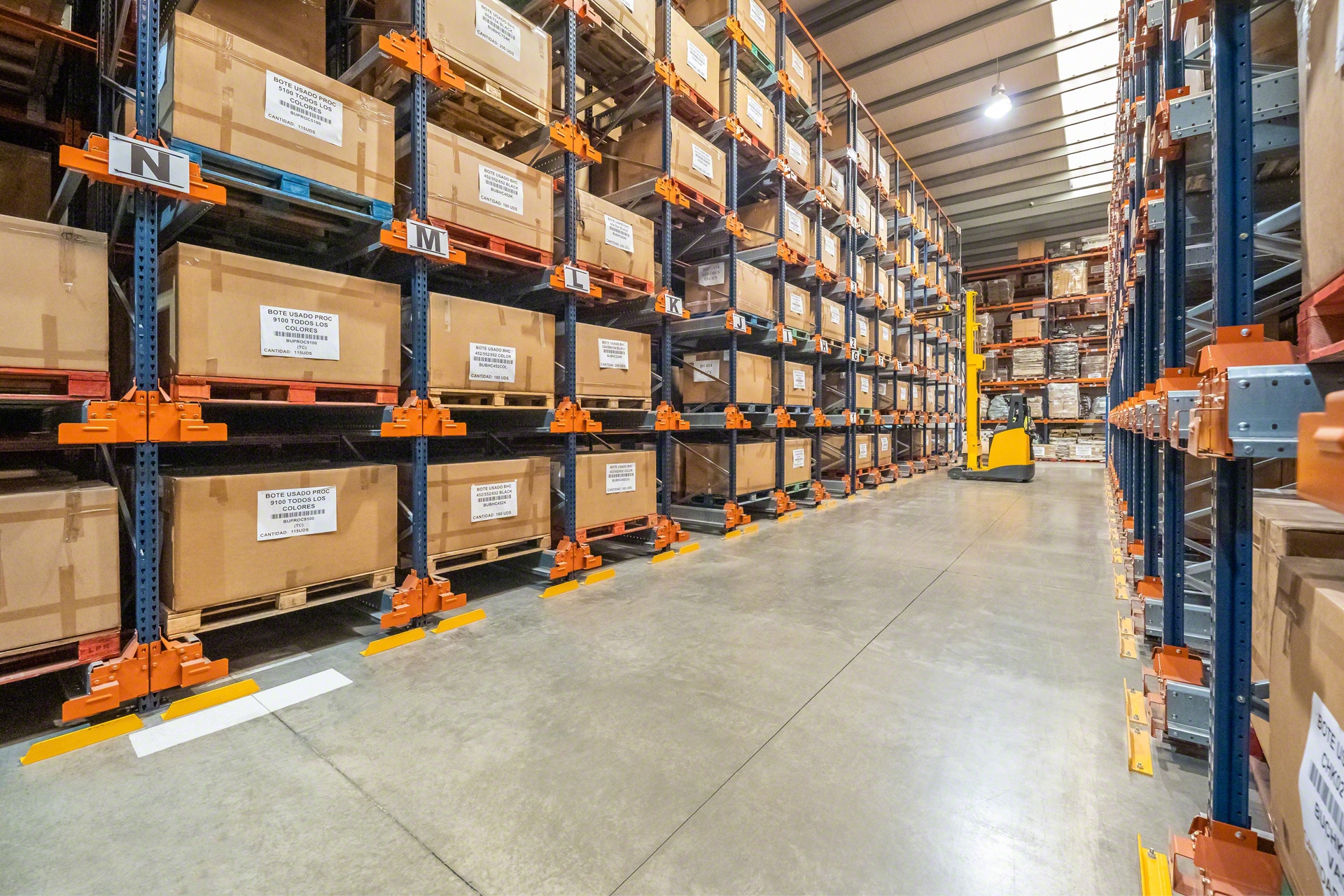 Gracias a su diseño, los Pallet Shuttle pueden moverse con palets de carga irregular