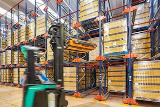 El Pallet Shuttle se recomienda para almacenes con entrada y salida masiva de mercancía