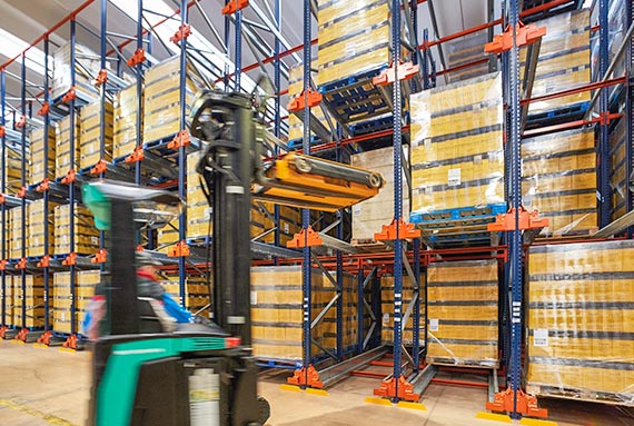 El Pallet Shuttle se recomienda para almacenes con entrada y salida masiva de mercancía